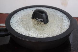 盖上盖子，再次煮沸之后，改为中小火炖20分钟至芋儿软香，水变少。