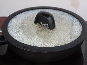 盖上盖子，再次煮沸之后，改为中小火炖20分钟至芋儿软香，水变少。