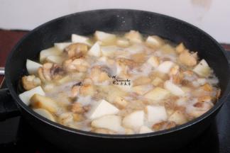 把切好的芋儿块加入，翻炒至六成熟，然后倒入适量的沸水，水要浸没芋儿和鸡块。