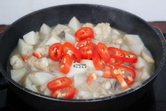 打开盖子之后，把洗净切好的辣椒加入，盐、生抽、大火翻炒。