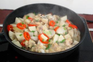 大火收汁之后，加入香菜，炒均即可。芋儿软糯香甜，鸡肉鲜香细嫩，少许的汤汁都是鲜美好吃。