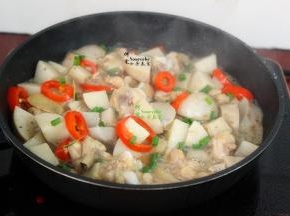 大火收汁之后，加入香菜，炒均即可。芋儿软糯香甜，鸡肉鲜香细嫩，少许的汤汁都是鲜美好吃。
