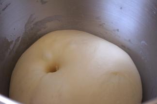 大约1.5小时，用手指蘸面粉戳洞不回缩即为发酵完成