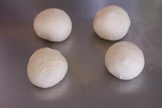 等分四份。揉圆松弛15fenz