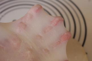 用手可以拉出薄膜即可