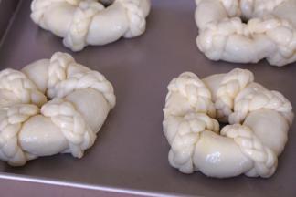 二次发酵。烤箱170度预热。二次发酵完成表面是蛋液