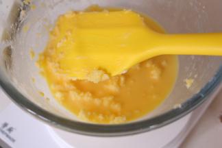 先将软化的黄油中加入细砂糖，搅拌均匀，蛋液分多次加入到黄油中，每一次搅拌均匀之后再加入下一次。牛奶也是分多次加入到黄油中，每一次搅拌均后加入下一次