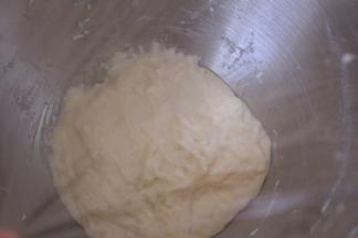 现将波兰种的材料混合在一起搅拌均匀