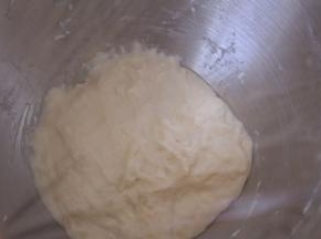现将波兰种的材料混合在一起搅拌均匀