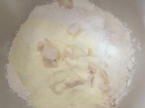 把汤种和主面团（除黄油和盐以外）的其它材料放入海氏HM740厨师机里揉。