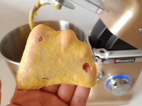 8分钟后，可以拉出这样的膜，破洞边缘呈锯齿状。
