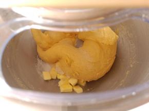 这时放入黄油和盐，继续揉面。