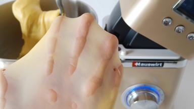 揉12分钟左右可以拉出这样有韧性的薄膜。
