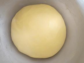 把揉好的面团盖保鲜膜进行一发(温度不要超过28度) 。
