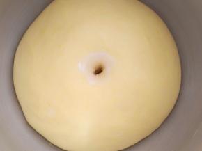 一发完成后用手指粘面粉在面团中间戳个洞，不回缩，不塌陷就发好了 。
