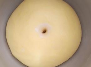 一发完成后用手指粘面粉在面团中间戳个洞，不回缩，不塌陷就发好了 。
