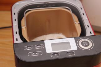 将主面团中除黄油以外的其他材料混合，加入波兰种