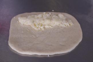 翻面，加入椰蓉馅料