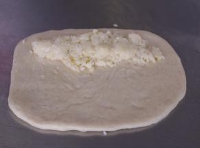 翻面，加入椰蓉馅料