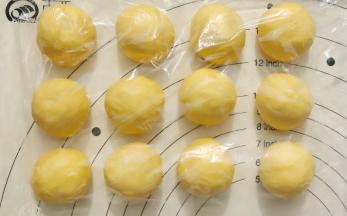 取出面团平均分成12份，揉圆盖保鲜膜松弛20分钟。
