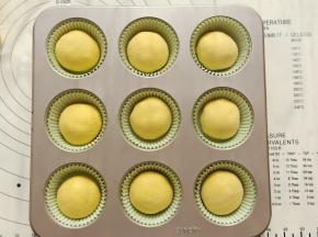 都包好之后放入阳晨九连麦芬模具里。还有三个面团我放在了纸杯里。放入烤箱，里面放一碗水。开启烤箱发酵功能进行二发。