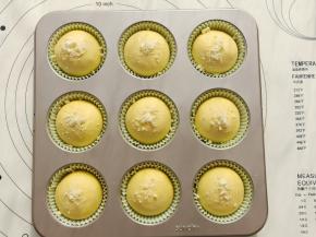 大概50分钟左右，发酵的时间不是固定的，要看发酵的状态，二发发好之后，用手指粘面粉轻轻按一下，快速回弹则需要再发一会，如果慢慢回弹就是发好了，如果按下不回弹就是发过了。发好之后在小面团表面刷一点点水，撒上提前做好的酥粒（酥粒的制作方法看小贴士)。