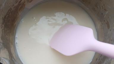 将汤种材料放入小锅里搅拌均匀，开最小火加热，用刮刀不停地快速搅拌，出现纹路马上关火。 把做好的汤种晾凉就可以使用了，(或者提前一到二天准备好，密封放冰箱冷藏保存也可以) 。
