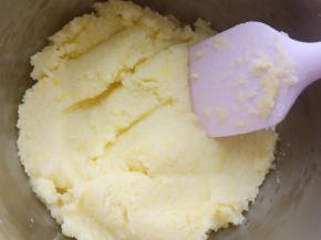 趁面团一发的时候来制作椰蓉馅：把黄油、白糖和牛奶放入小锅里小火加热至融化后离火，放入蛋黄液搅拌均匀，放入椰蓉拌均匀备用。
