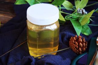 准备好适量的蜂蜜。