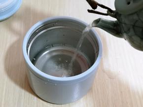 注入开水。（需要刚烧开的沸水）