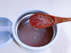 宝贝下课回来，打开焖烧杯盖子，铛铛铛～西米晶莹剔透啦！（如果西米还有白芯，请盖上盖子继续焖）