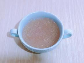 将焖好的西米倒出，用纯净水冲洗，将粘液冲洗干净，再倒入碗中。