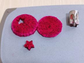 将火龙果去皮，切片，用模具压出形状。（这一步可以省略）