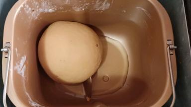 启动揉面程序15分钟，加入玉米油继续揉15分钟。