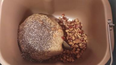 加入红枣碎和奇亚籽，再揉2分钟，揉匀即可。