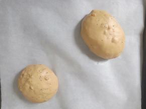 将面团一分为二。