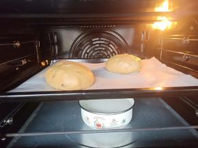 放入烤箱进行发酵，下面放碗热水保湿。