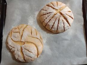 取出发酵好的面包，表面筛少许高筋面粉，用锋利的刀片割出花纹，入预热好的烤箱，上火170度下火160度中下层烤32分钟。中途上色满意注意加盖锡纸。