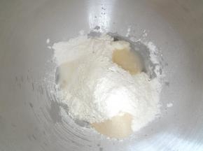 将除了黄油，海苔，芝士粉，芝士碎之外的材料先液体后粉类的顺序放加入厨师机桶中