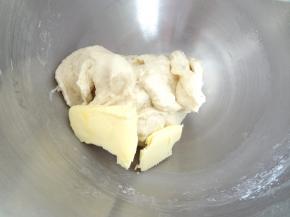 加入软化好的黄油开始启动低速搅打，黄油混合进去后高速搅打至黄油完全混合