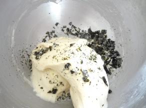 面团变得光滑后加入称量好的海苔碎和卡夫芝士粉继续低速混合一会