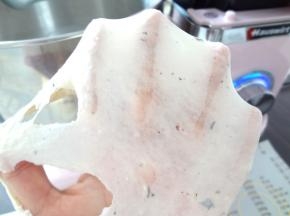 混合均匀后检查出膜状况，做餐包薄而易破的膜就可以了