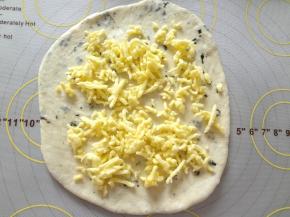 将小面团擀成圆形放入软化好的马苏里拉芝士碎