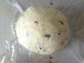 整理好的面团盖上保鲜膜松弛20分钟