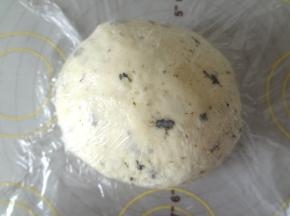 整理好的面团盖上保鲜膜松弛20分钟