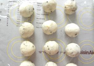 松弛好后的面团分成12等分滚圆盖上保鲜膜再次松弛10分钟