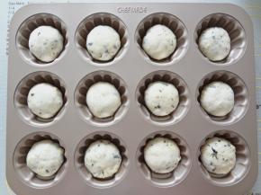 松弛好的面团轻微排气后再次滚圆放入学厨12连玛德琳模具中二发，温度36湿度75%