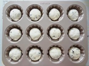 松弛好的面团轻微排气后再次滚圆放入学厨12连玛德琳模具中二发，温度36湿度75%
