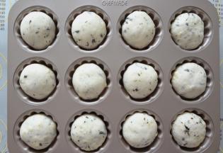 发酵8分满取出面团，盖上油纸用平盘压好