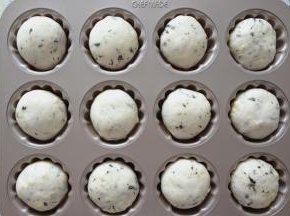 发酵8分满取出面团，盖上油纸用平盘压好